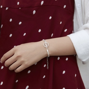 Dettaglio del bracciale in argento con pendente a battito cardiaco e micro-pavé cz