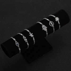 Set di bracciali argentati boho con motivi Mano di Fatima e Malocchio su velluto nero