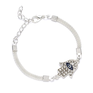 Dettaglio del bracciale a catena multipla argento con mano di fatima e occhio del male