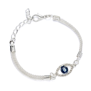 Dettaglio ravvicinato di un bracciale multi-filo in argento con malocchio blu e strass lucidi