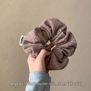 Grand chouchou en tricot marron avec 16 cm de diamètre et texture douce élastique