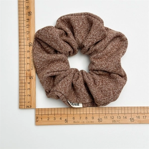 Chouchou en tweed marron avec texture en maille et diamètre de 10,5 cm