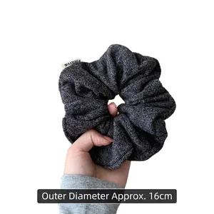 Chouchou géant en maille gris foncé de 16cm de diamètre au design doux et élastique