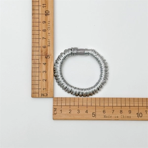 Chouchou en satin gris argenté à texture soyeuse mesurant 5,5 cm avec règle de mesure