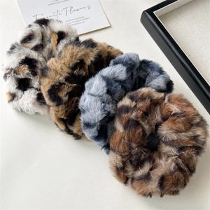 Lot de quatre chouchous en peluche à imprimé léopard en blanc, marron, gris et café