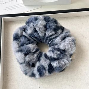 Détail d'un chouchou en fausse fourrure de vison avec motif léopard gris élégant