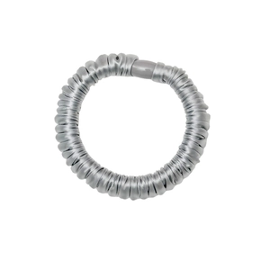 Chouchou en satin gris anthracite brillant avec texture plissée douce et lien élastique