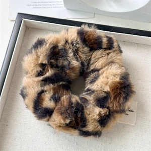 Gros plan d'un chouchou en peluche léopard sur un plateau avec décoration esthétique