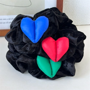Chouchou en velours noir avec trois coeurs colorés en peluche pour femmes 2025