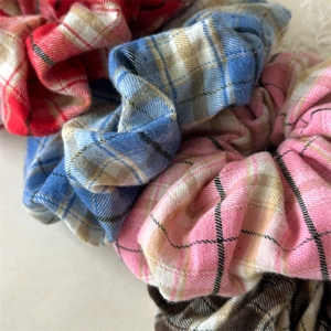 Gros plan de chouchous à carreaux colorés montrant le tissu en flanelle et les textures