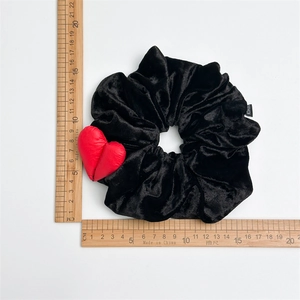 Chouchou large en velours noir avec breloque cœur rouge et étiquette mode femme