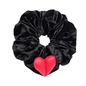 Grand chouchou en velours noir avec un pendentif cœur rouge moelleux pour femmes