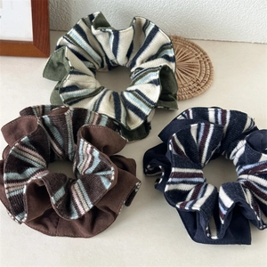 Lot de trois chouchous en tricot vintage avec motifs rayés vert foncé marron et bleu