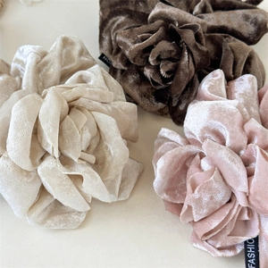 Chouchous en velours rose avec étiquette mode pour coiffures élégantes