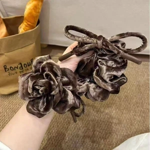 Chouchou en velours marron avec rose et grand nœud élégant pour coiffure de femme
