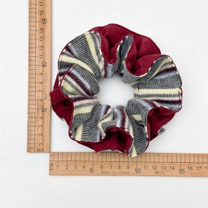 Chouchou rétro en maille color-block mesuré à 11,5 cm sur un fond blanc neutre