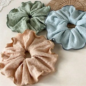 Trois chouchous plissés oversize en vert, bleu et rose avec tissu gaufré texturé