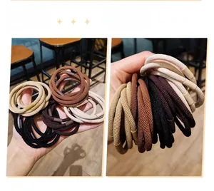 Dettaglio di elastici per capelli ad alta elasticità in toni terra e finitura liscia