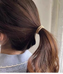 Dettaglio di un elastico per capelli a spirale beige per coda di cavallo ad alta elasticità