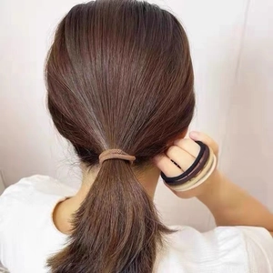 Vista dettagliata degli elastici per capelli ad alta elasticità in tonalità neutre della terra