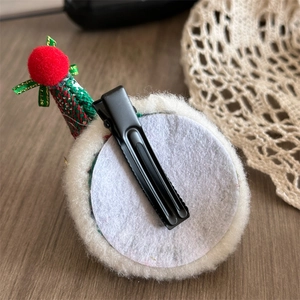 Rückansicht der Weihnachts-Karomützen-Haarklammer mit Bommel und Schleife