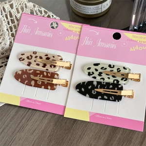 Detailansicht trendiger Haarklammern mit Leoparden- und Kuhmuster auf Display