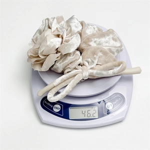 Détail du lot d'élastiques en velours rose avec rose et nœud, pesant 46,2g