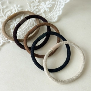 Dettaglio di elastici per capelli a coste ad alta elasticità in set da 5 toni neutri