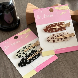 Vierer-Set Haarklammern mit Leopardenmuster in Braun und Beige auf Holzgrundlage