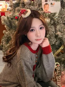 Detailansicht einer weihnachtlichen Mini-Zylinder Haarspange mit roten Pailletten