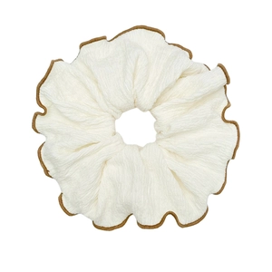 Chouchou blanc surdimensionné plissé avec bordure marron pour coiffure élégante