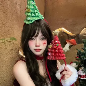 Dettaglio di cerchietti festivi ad albero di Natale con stelle e paillettes su modella