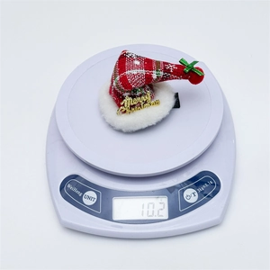 Detail eines Mini-Weihnachtshutes mit Karomuster und Haarklammer, Gewicht bei 10,2g