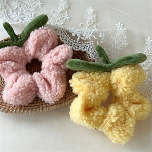 Coleteros de flores de felpa en rosa y amarillo con detalle de hoja verde suave