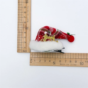 Detailansicht einer 6cm roten Karo-Weihnachtsmütze-Haarspange mit goldenem Merry Christmas