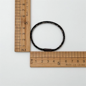 Dettaglio di un elastico per capelli leopardato marrone di 5 cm misurato con righelli