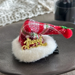Detailansicht einer roten karierten Weihnachtsmützen-Haarklammer mit Merry Christmas Text