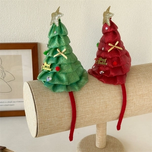 Dettaglio di cerchietti festivi per albero di Natale con stelle dorate e decorazioni