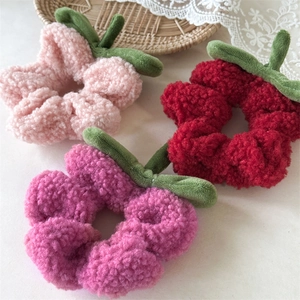 Tres coleteros de flores de lana de cordero en rosa, rojo y púrpura con hojas verdes