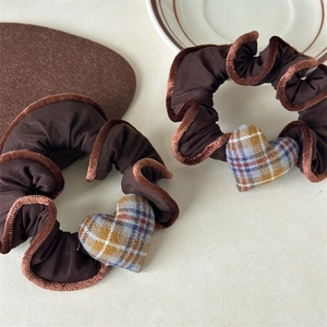 Lot de deux chouchous froissés marron foncé avec décoration de cœur à carreaux rétro