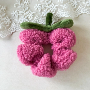 Detalle de coletero de baya rosa en vellón suave con hoja verde y decorado de encaje