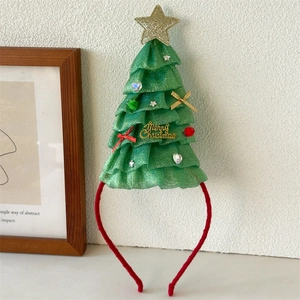 Dettaglio cerchietto albero di Natale con strati di rete verde e stelle dorate per feste
