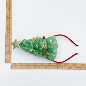 Dettaglio del cerchietto albero di Natale verde glitterato con misure e stella d'oro