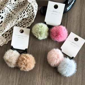 Set di elastici per capelli con pompon colorati in peluche in sei morbidi colori pastello