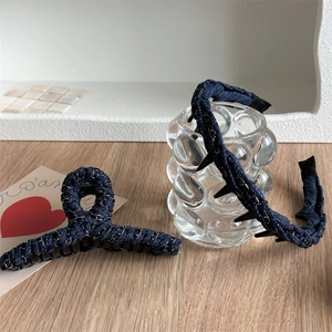Ensemble pince à cheveux et serre-tête en denim bleu foncé avec chaîne sur table en bois