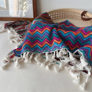 Kleurrijke bohemien gehaakte hoofddoek met zigzagpatroon en witte kwastjesranden