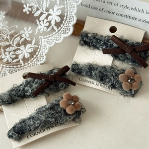 Set di Fermagli per Capelli in Peluche Grigio Invernale Con Fiocco Marrone e Fiore Strass Elegante Accessorio Donna