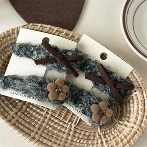 Set di 4 mollette per capelli in peluche grigio con fiori e fiocchi per donna eleganti