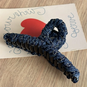 Pince à cheveux en denim bleu tissé avec coutures dorées et dents marron pour un style élégant