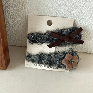 Set di fermagli per capelli invernali in peluche grigio con fiori, fiocchi e strass
